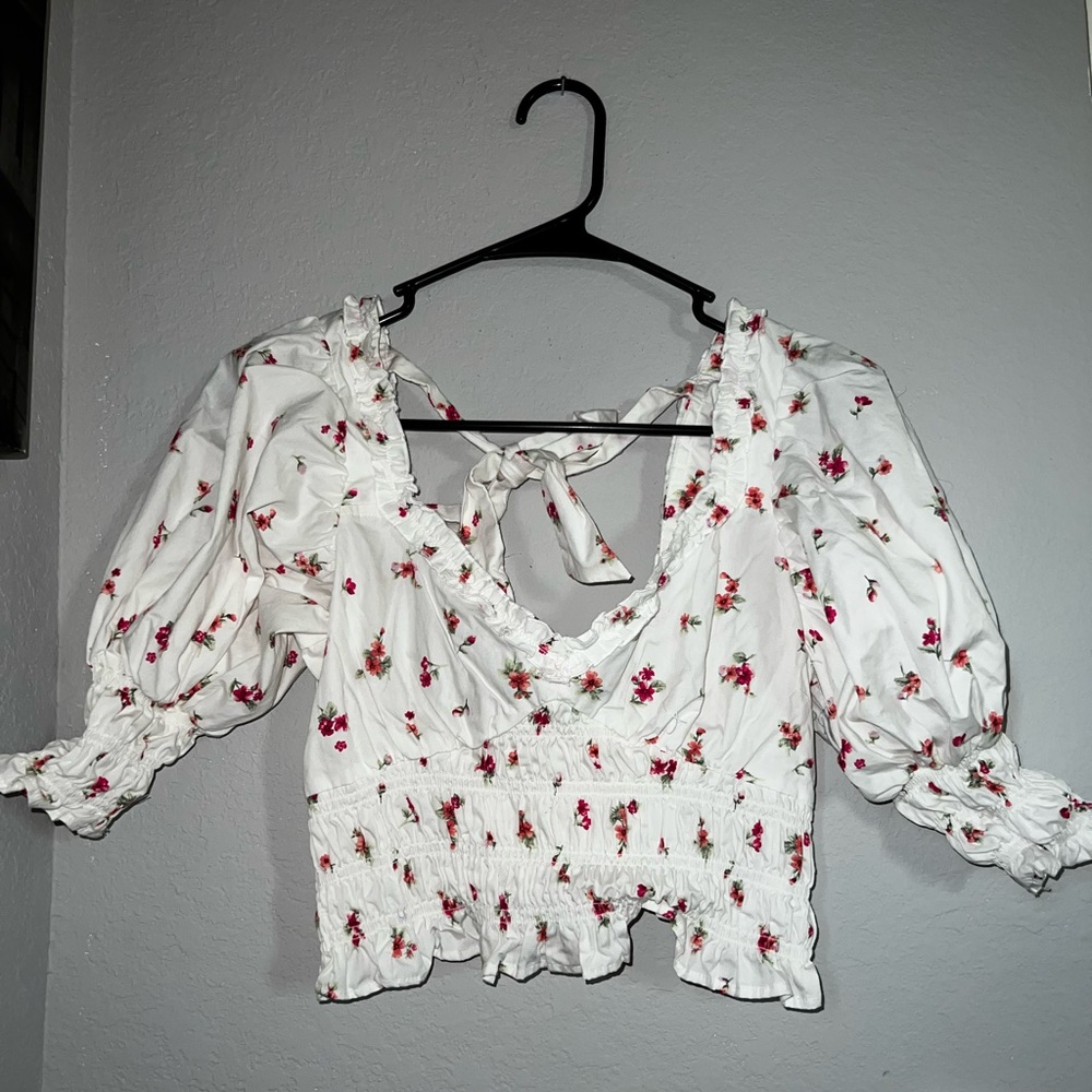 Forever 21 Puffy Sleeve Flower Cropped Top